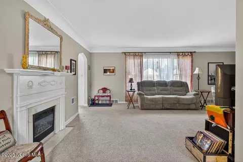 Living - 2855 Castleton Ave, Toledo, OH 43613 photo 2 of 3