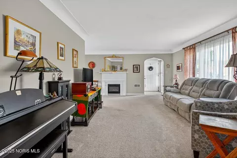 Living - 2855 Castleton Ave, Toledo, OH 43613 photo 1 of 3