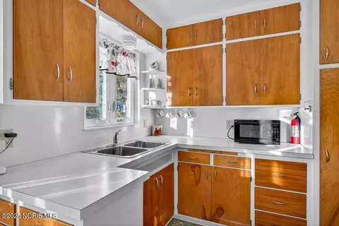 Kitchen - 2855 Castleton Ave, Toledo, OH 43613 photo 5 of 7