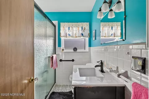 Bath - 2855 Castleton Ave, Toledo, OH 43613 photo 1 of 2