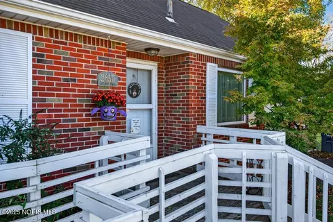 Exterior - 2855 Castleton Ave, Toledo, OH 43613 photo 2 of 8