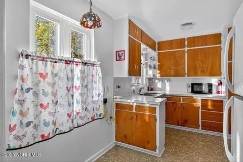 Kitchen - 2855 Castleton Ave, Toledo, OH 43613 photo 2 of 7