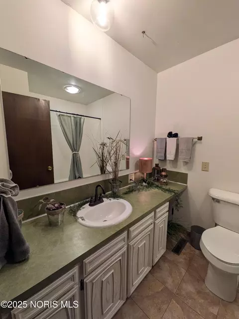 Bath - 832 E Graceway Dr, Napoleon, OH 43545 photo 1 of 3
