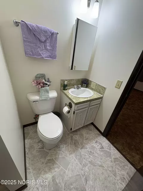 Bath - 832 E Graceway Dr, Napoleon, OH 43545 photo 2 of 3