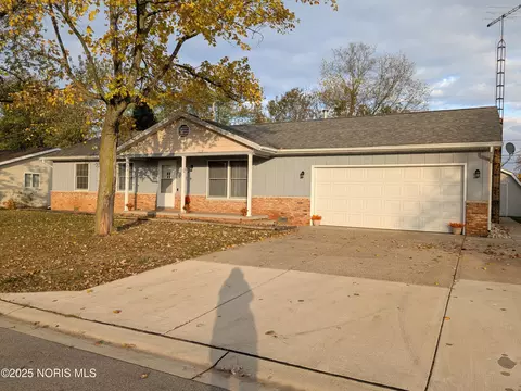 Exterior - 832 E Graceway Dr, Napoleon, OH 43545 photo 5 of 6