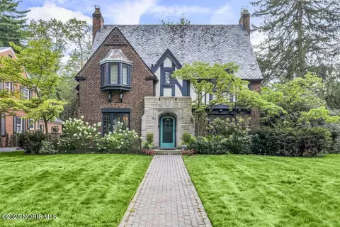 3765 Brookside Rd, Ottawa Hills, OH 43606