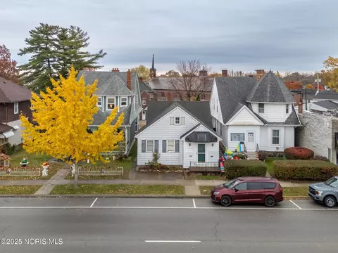 413 Superior St, Rossford, OH 43460