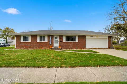 326 Pepperton Dr, Oregon, OH 43616