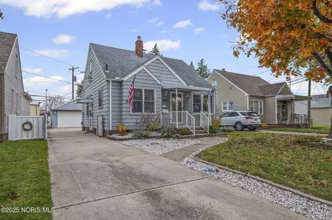 1620 Reswick Dr, Oregon, OH 43616