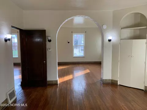 Living - 1427 Potomac Dr, Toledo, OH 43607 photo 4 of 5