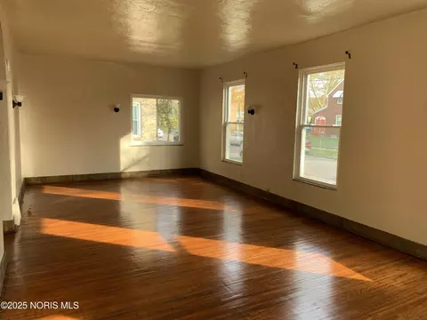 Living - 1427 Potomac Dr, Toledo, OH 43607 photo 2 of 5