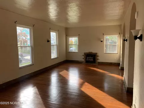 Living - 1427 Potomac Dr, Toledo, OH 43607 photo 1 of 5