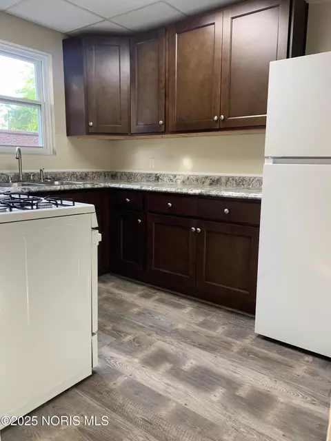 Kitchen - 1427 Potomac Dr, Toledo, OH 43607 photo 2 of 3