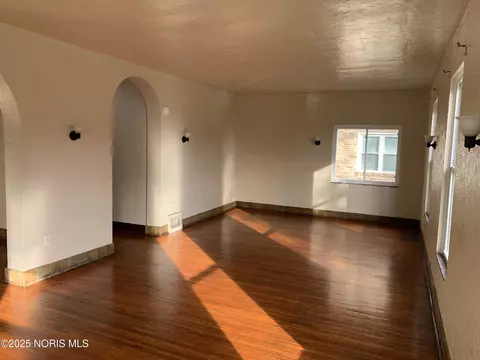 Living - 1427 Potomac Dr, Toledo, OH 43607 photo 3 of 5