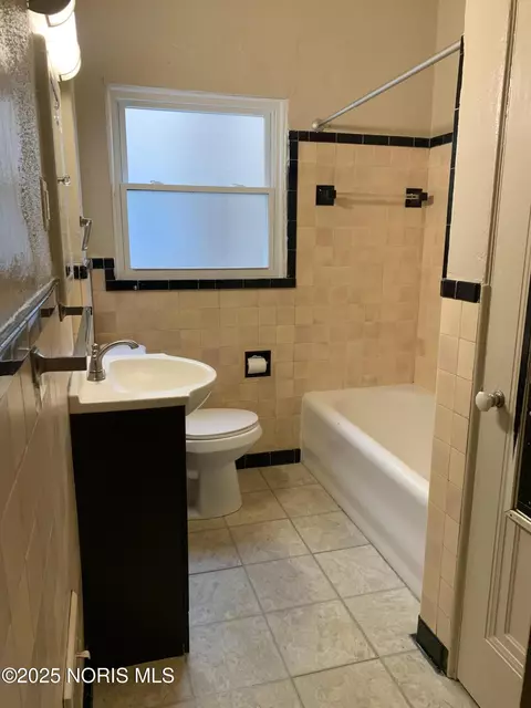 Bath - 1427 Potomac Dr, Toledo, OH 43607 photo 1 of 1