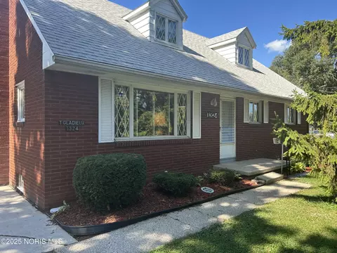 1324 Dearborn Ave, Oregon, OH 43616