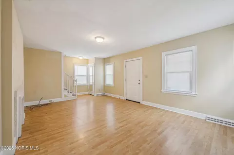 Living - 1730 Alvin St, Toledo, OH 43607 photo 3 of 6