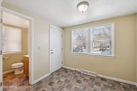 Entry Way - 1730 Alvin St, Toledo, OH 43607 photo 2 of 6