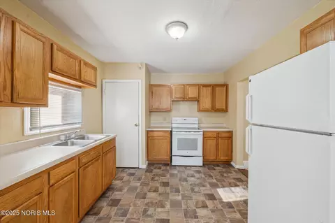 Kitchen - 1730 Alvin St, Toledo, OH 43607 photo 2 of 2