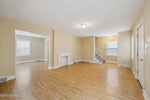 Living - 1730 Alvin St, Toledo, OH 43607 photo 2 of 6
