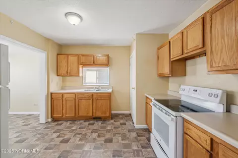 Kitchen - 1730 Alvin St, Toledo, OH 43607 photo 1 of 2