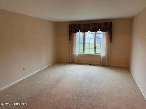 Living - 144 Deerfield Cir, Bryan, OH 43506 photo 2 of 5