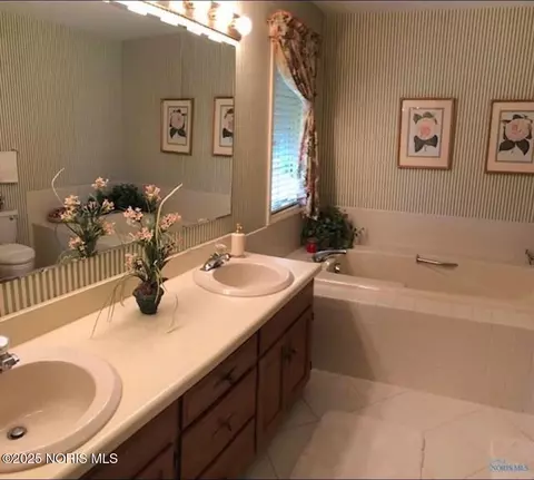 Bath - 144 Deerfield Cir, Bryan, OH 43506 photo 4 of 4