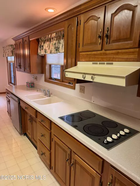 Kitchen - 144 Deerfield Cir, Bryan, OH 43506 photo 4 of 5