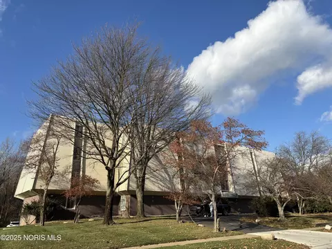 5860 Cresthaven Ln #4D, Toledo, OH 43614