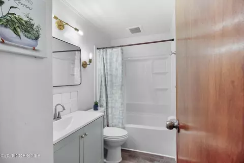 Bath - 54 Independence Rd, Toledo, OH 43607 photo 1 of 1