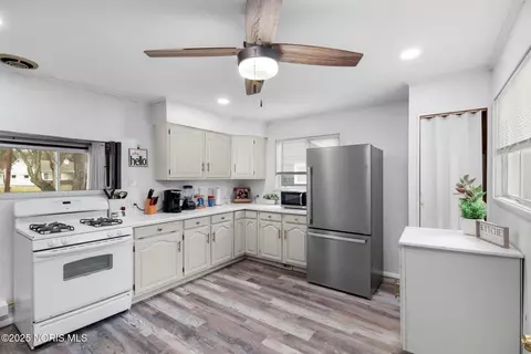Kitchen - 54 Independence Rd, Toledo, OH 43607 photo 1 of 2