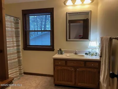 Bath - 109 Scott Dr, Bryan, OH 43506 photo 3 of 5