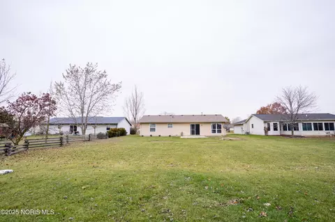 Exterior - 1614 Colonial Ln, Bryan, OH 43506 photo 4 of 5