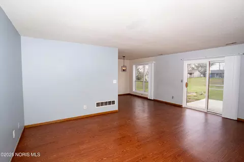Living - 1614 Colonial Ln, Bryan, OH 43506 photo 2 of 6