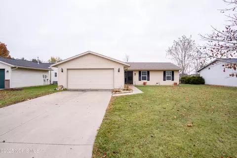 1614 Colonial Ln, Bryan, OH 43506