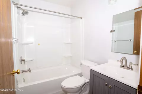 Bath - 1614 Colonial Ln, Bryan, OH 43506 photo 1 of 2