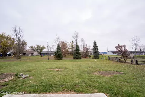 Exterior - 1614 Colonial Ln, Bryan, OH 43506 photo 5 of 5