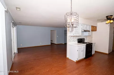 Living - 1614 Colonial Ln, Bryan, OH 43506 photo 5 of 6