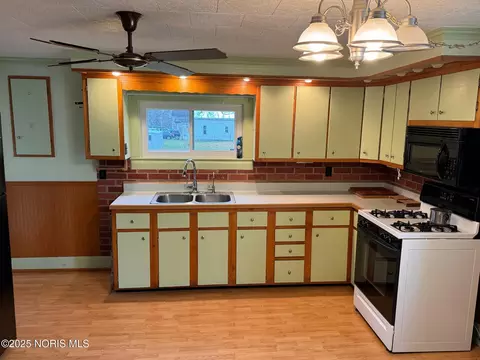 Kitchen - 3631 Lake St, Bryan, OH 43506 photo 3 of 4