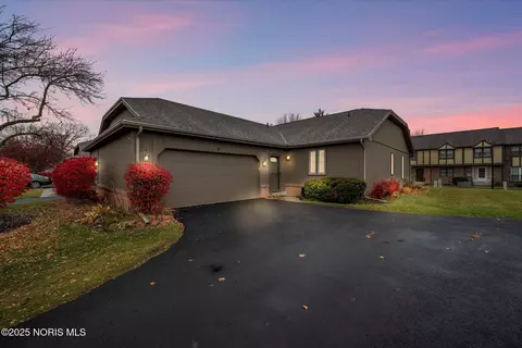 9 Meadowpond Dr, Perrysburg, OH 43551