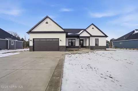 432 Linden Dr, Pemberville, OH 43450