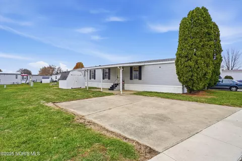 8256 Silverwood Dr, Findlay, OH 45840