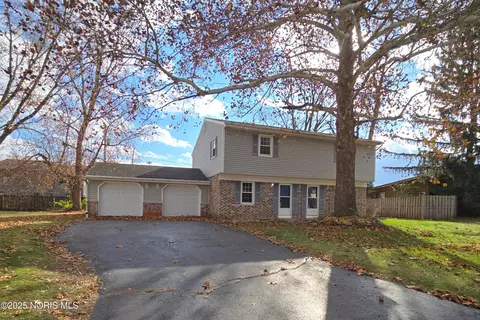 6847 Woodlake Dr, Toledo, OH 43617
