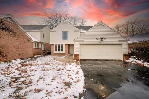 29249 Bates Rd, Perrysburg, OH 43551