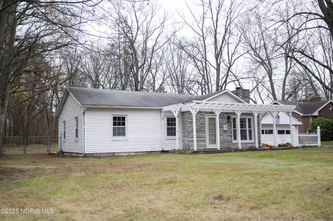6024 Acres Rd, Sylvania, OH 43560