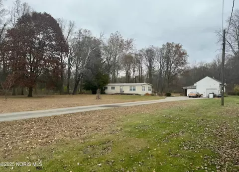 1809 S Berkey Southern Rd, Swanton, OH 43558