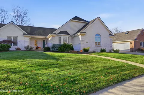 151 Willowood Cir, Bowling Green, OH 43402