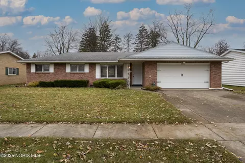 1073 Westbrook Dr, Perrysburg, OH 43551