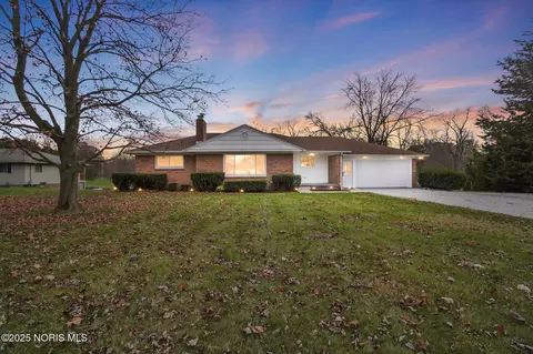 421 Parklane Dr, Woodville, OH 43469