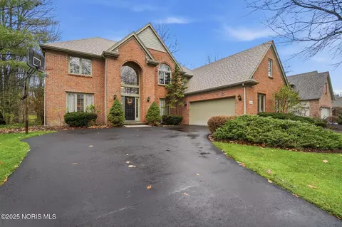 606 Forest Lake Dr, Holland, OH 43528